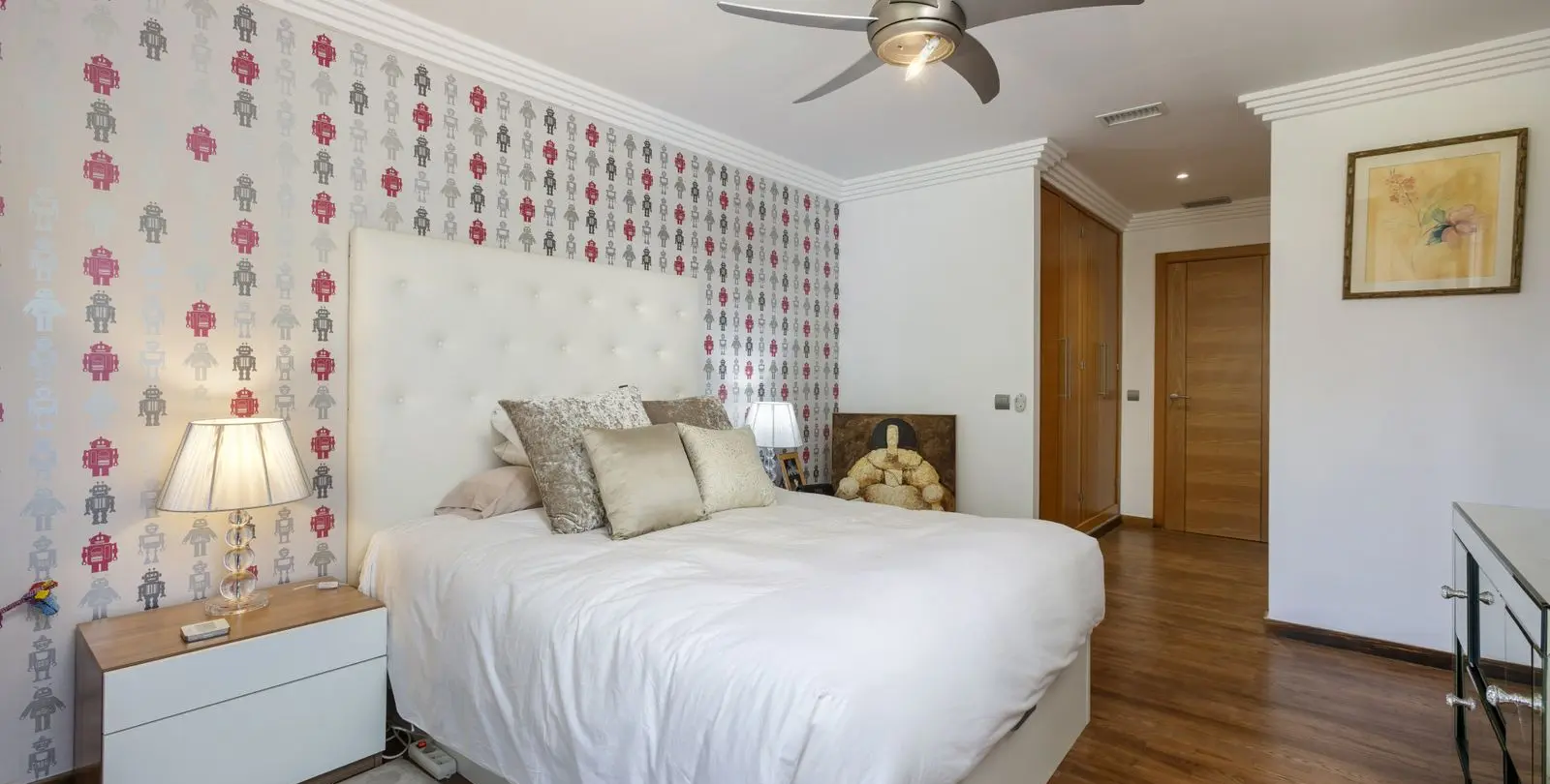 Sale of middle floor apartment in The Golden Mile 16