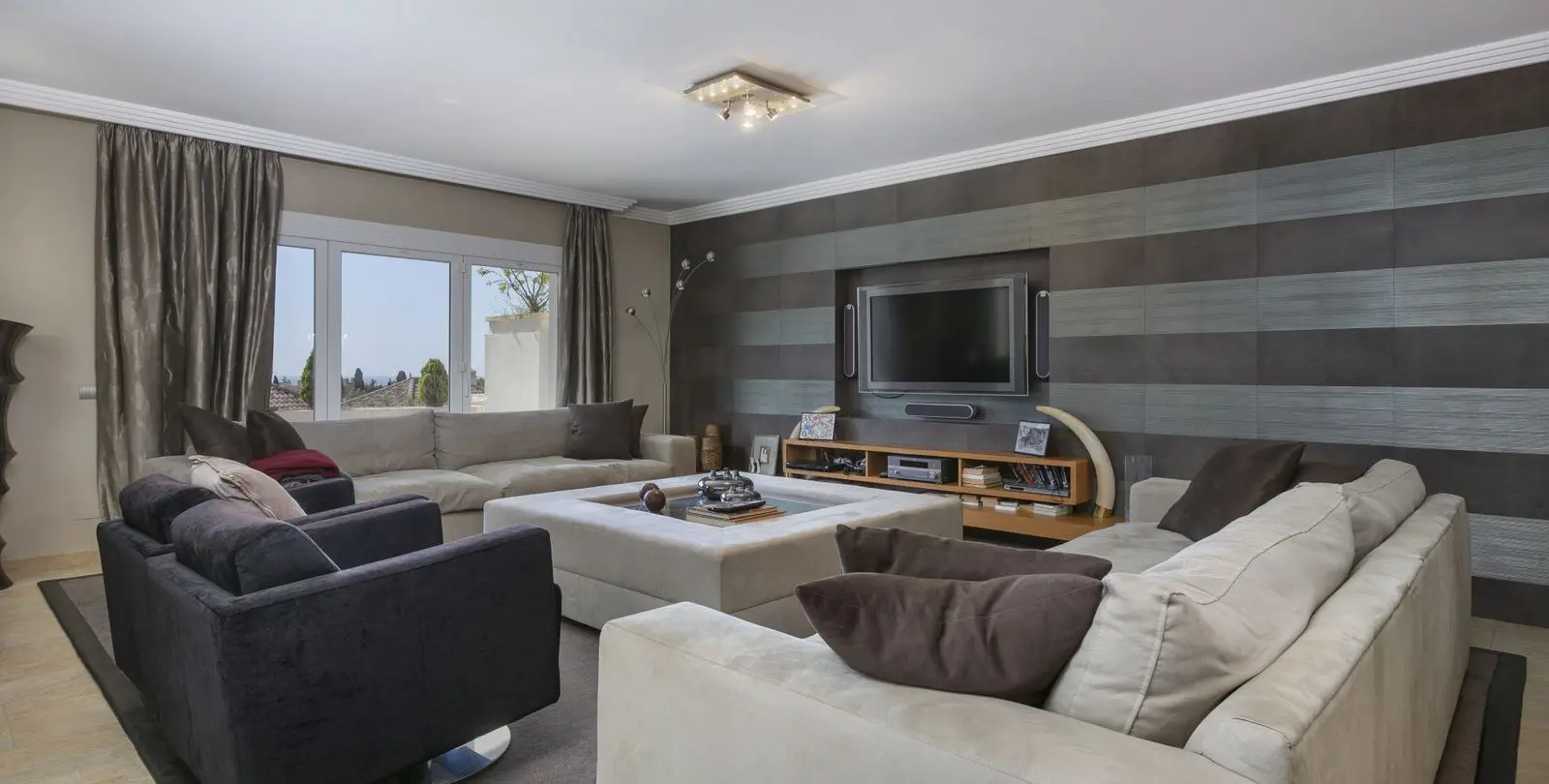 Sale of middle floor apartment in The Golden Mile 17