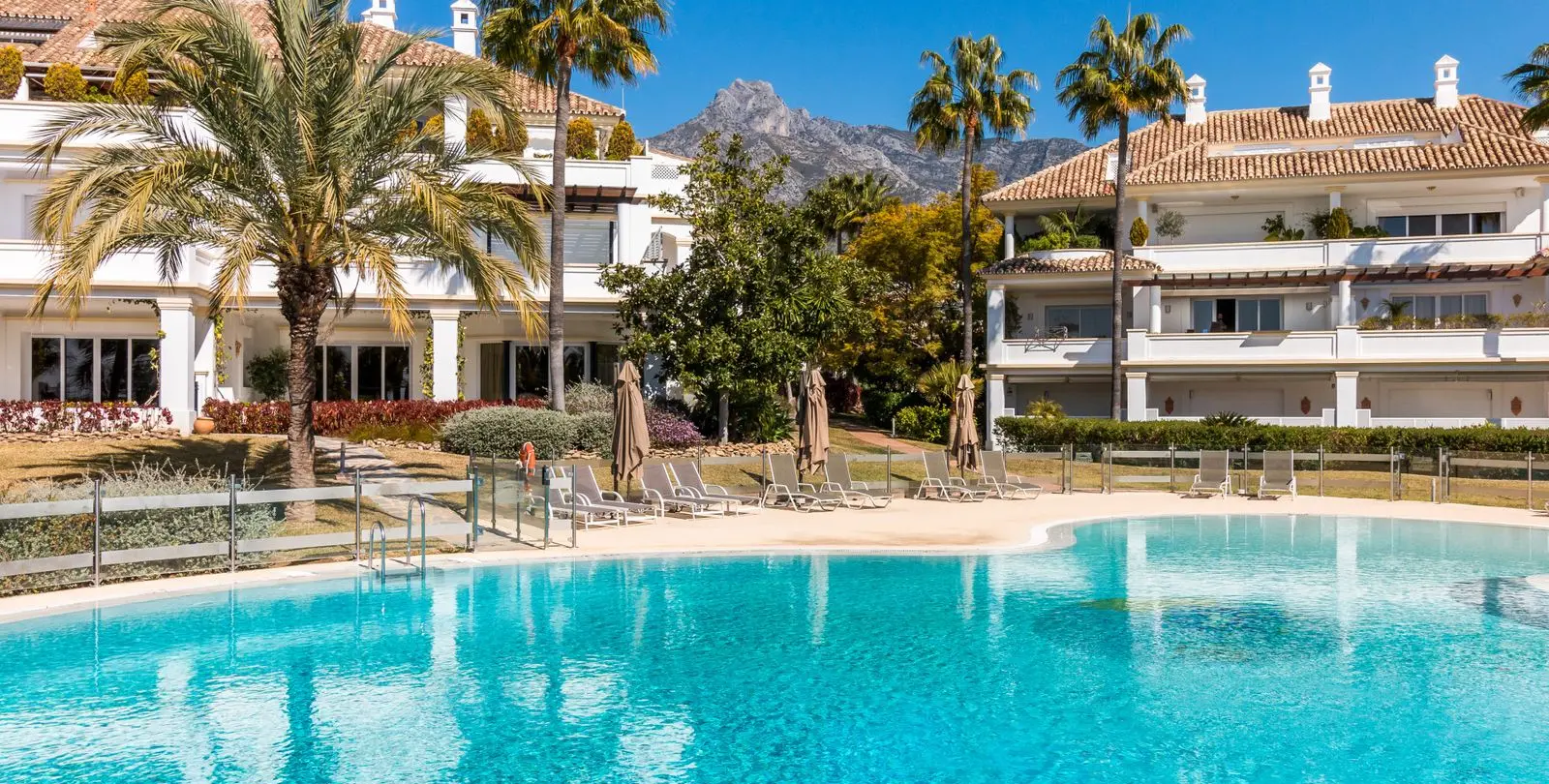Sale of middle floor apartment in The Golden Mile 19