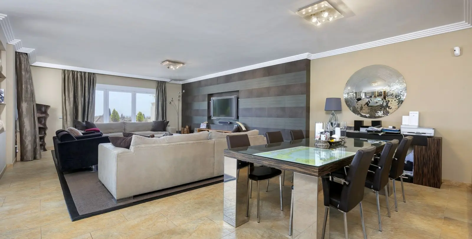 Sale of middle floor apartment in The Golden Mile 20