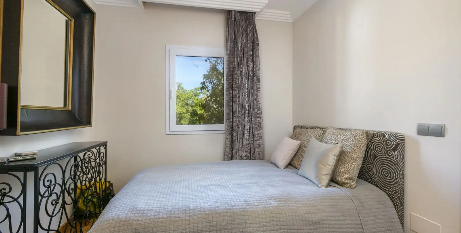Sale of middle floor apartment in The Golden Mile 22