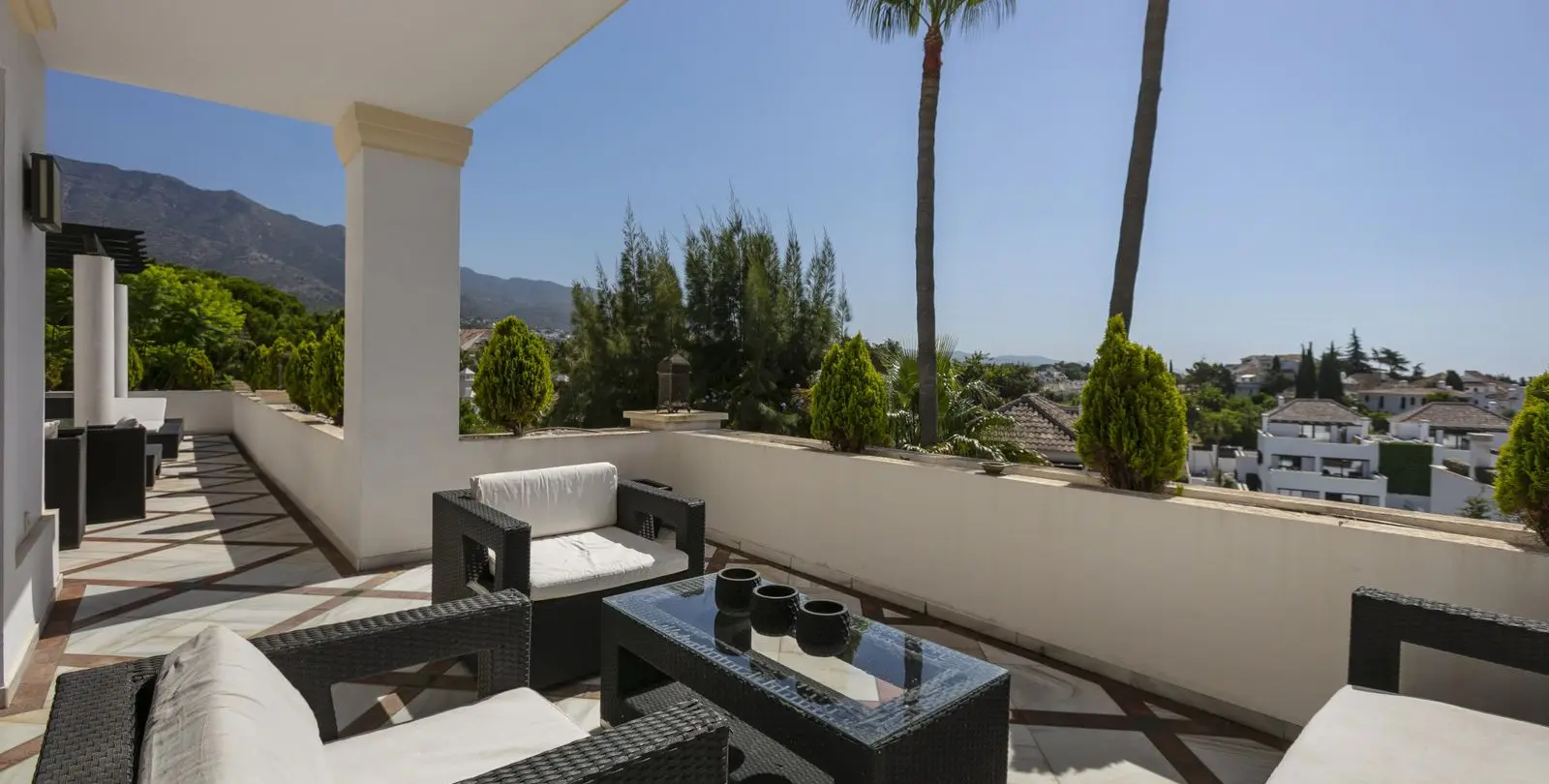 Sale of middle floor apartment in The Golden Mile 23