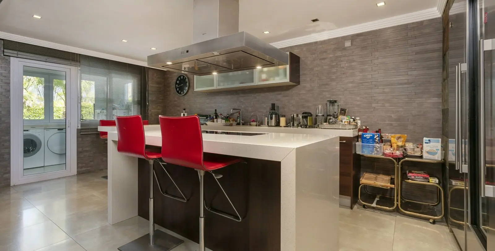 Sale of middle floor apartment in The Golden Mile 24