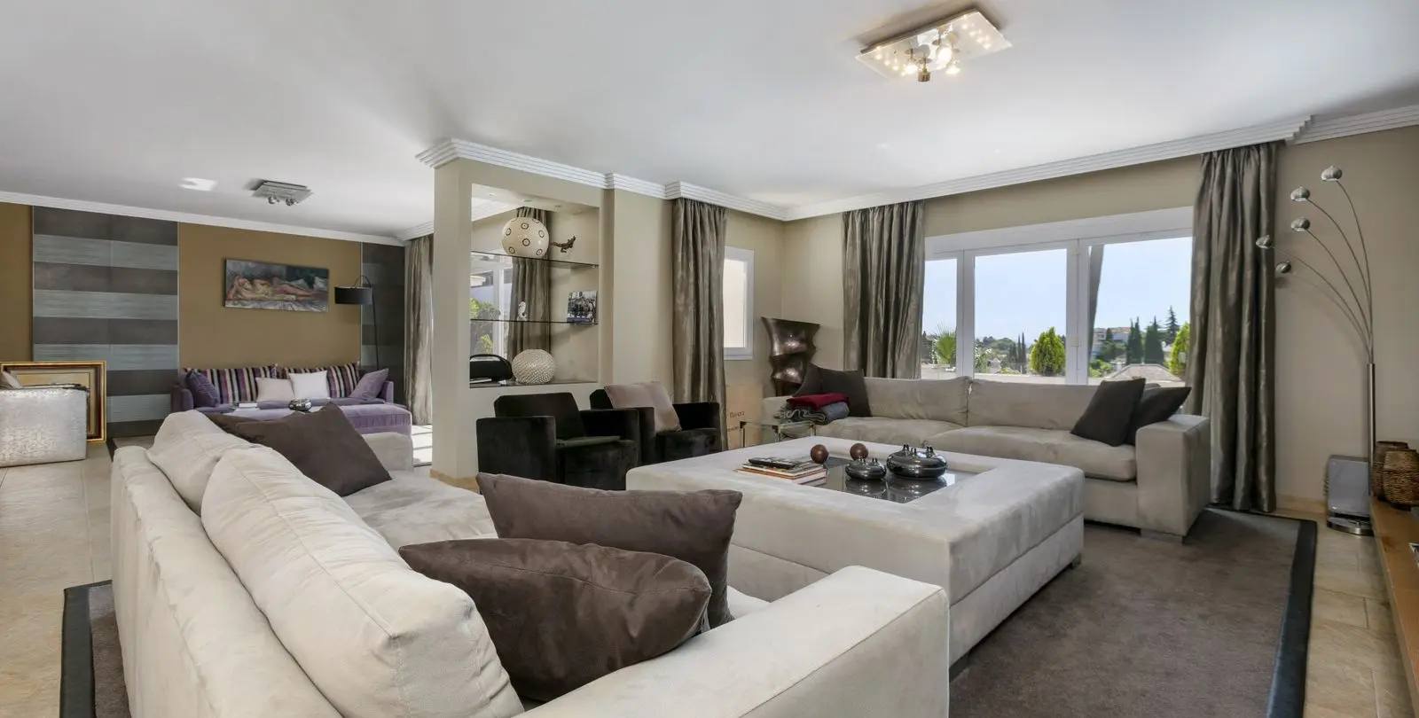 Sale of middle floor apartment in The Golden Mile 25
