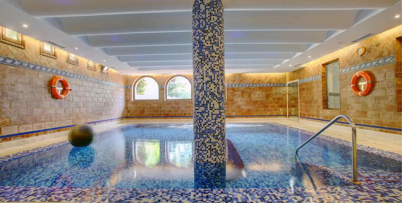 Sale of middle floor apartment in The Golden Mile 26