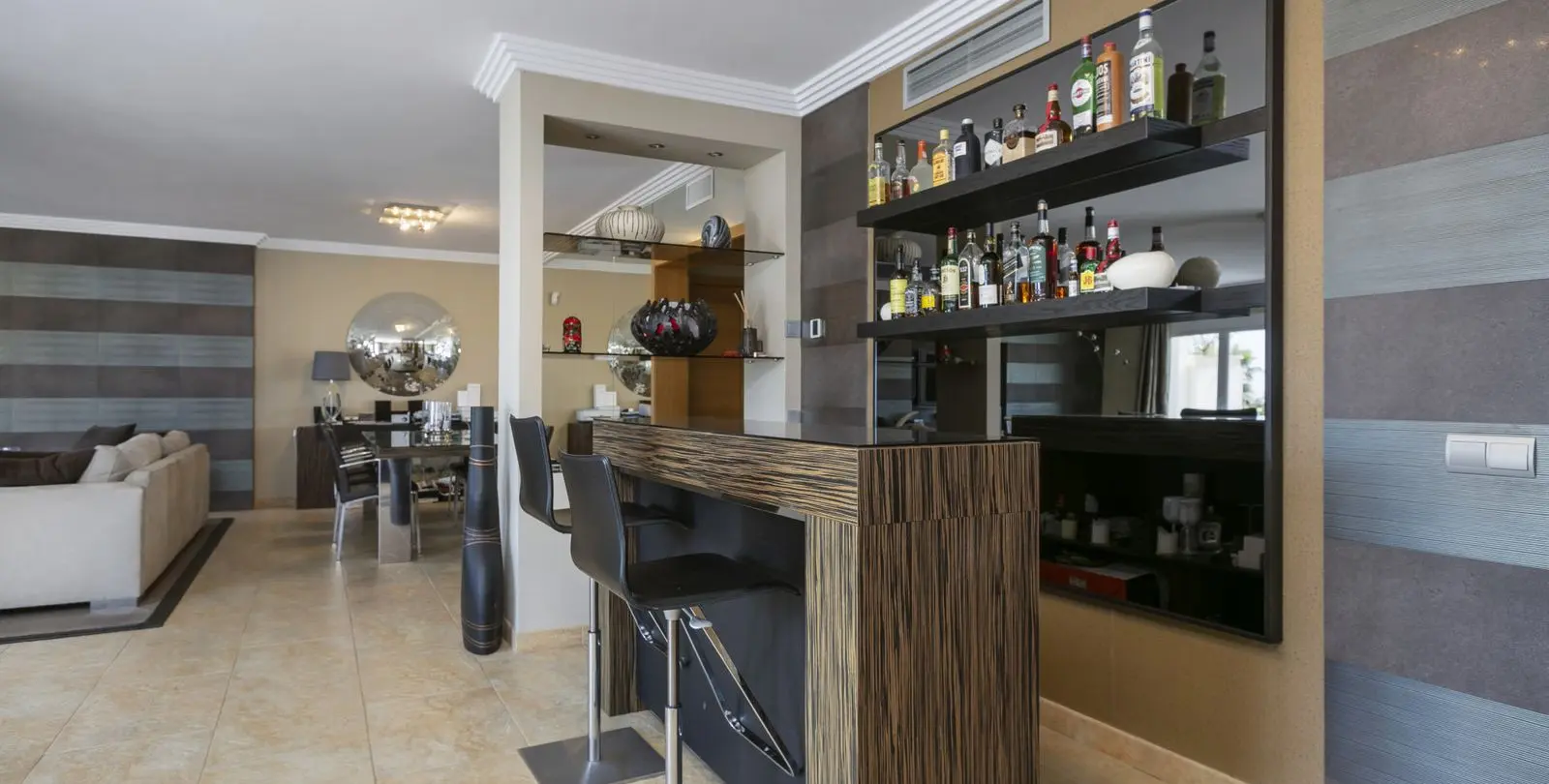 Sale of middle floor apartment in The Golden Mile 27