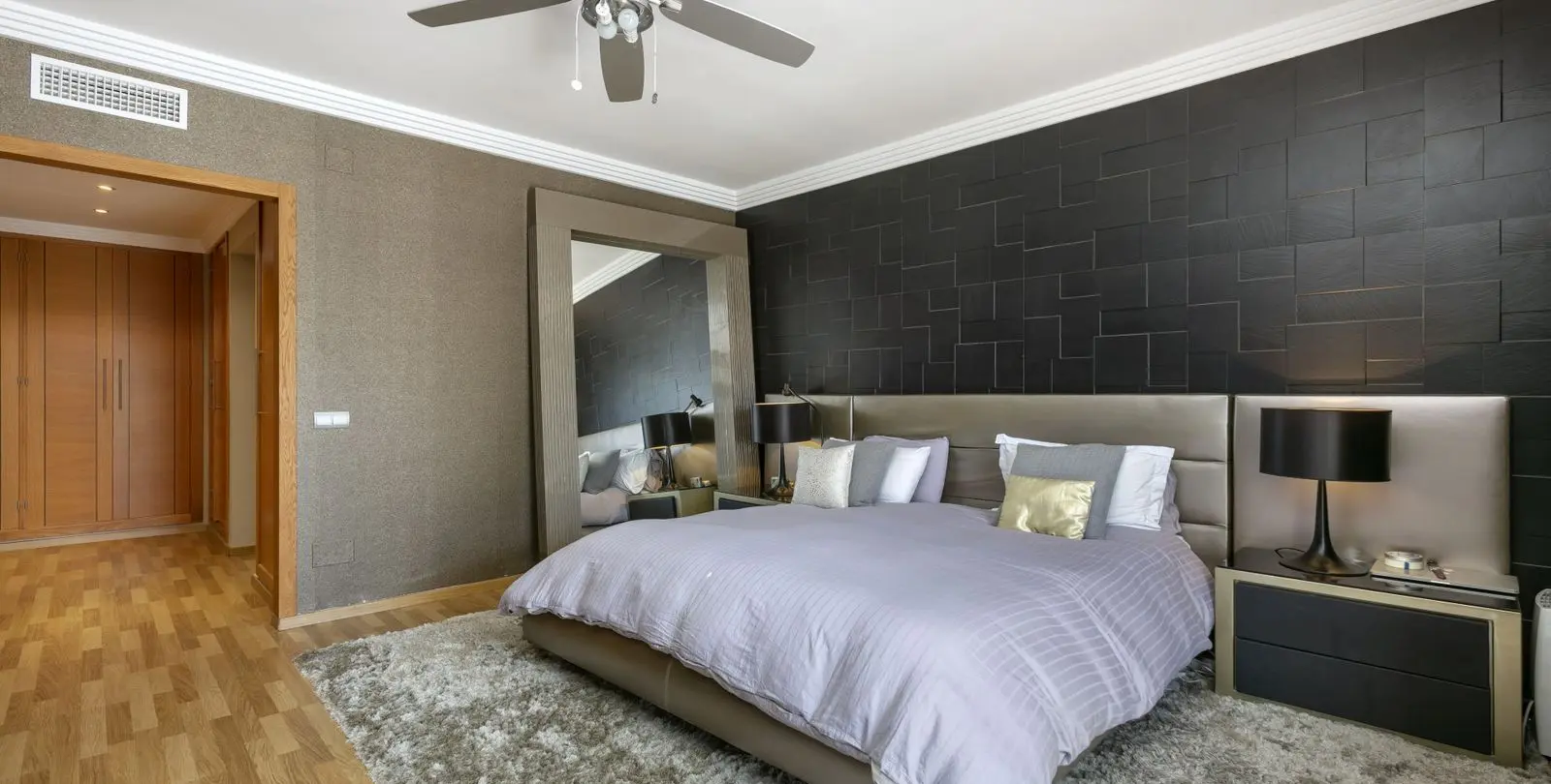 Sale of middle floor apartment in The Golden Mile 28