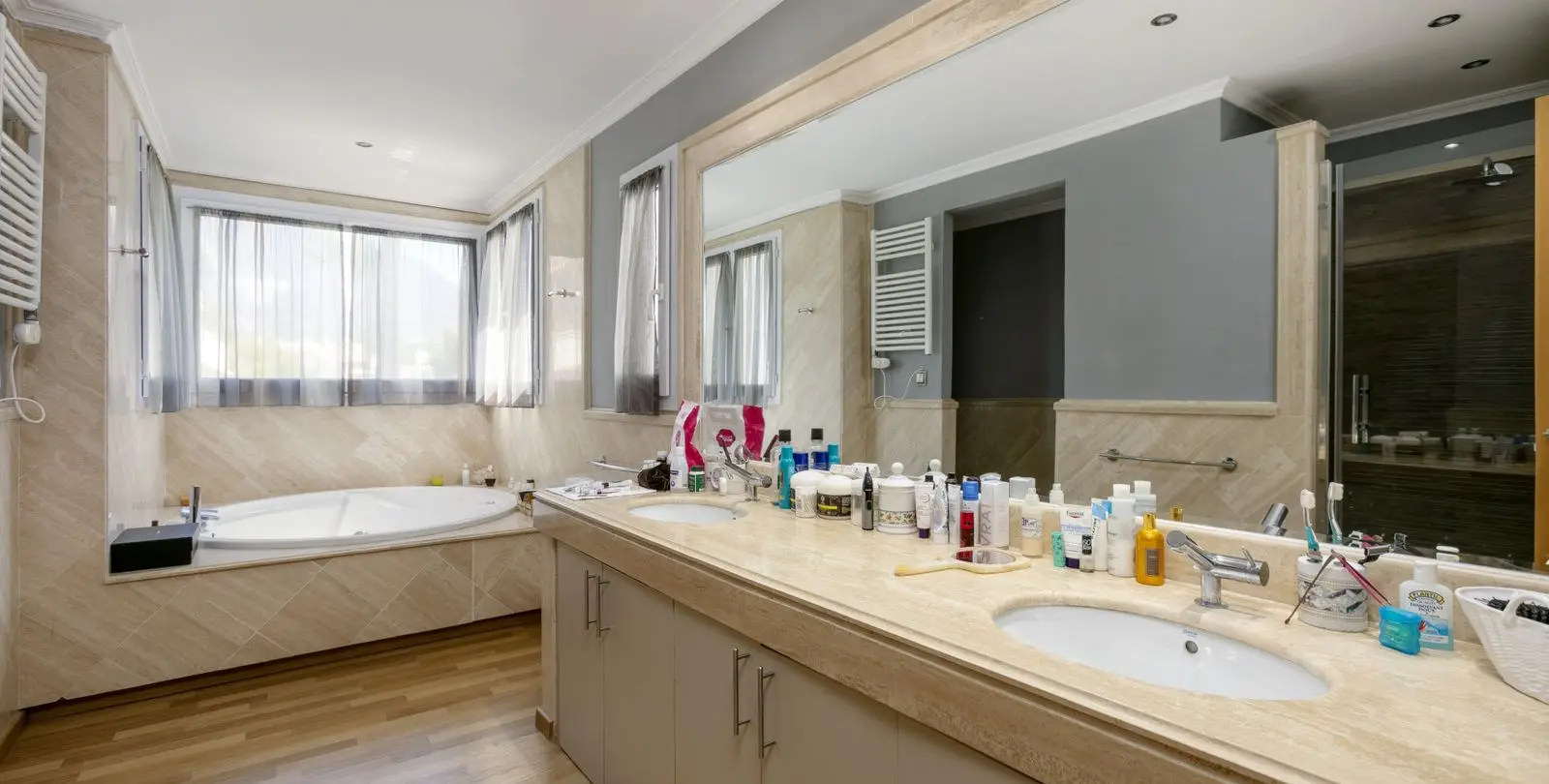 Sale of middle floor apartment in The Golden Mile 29