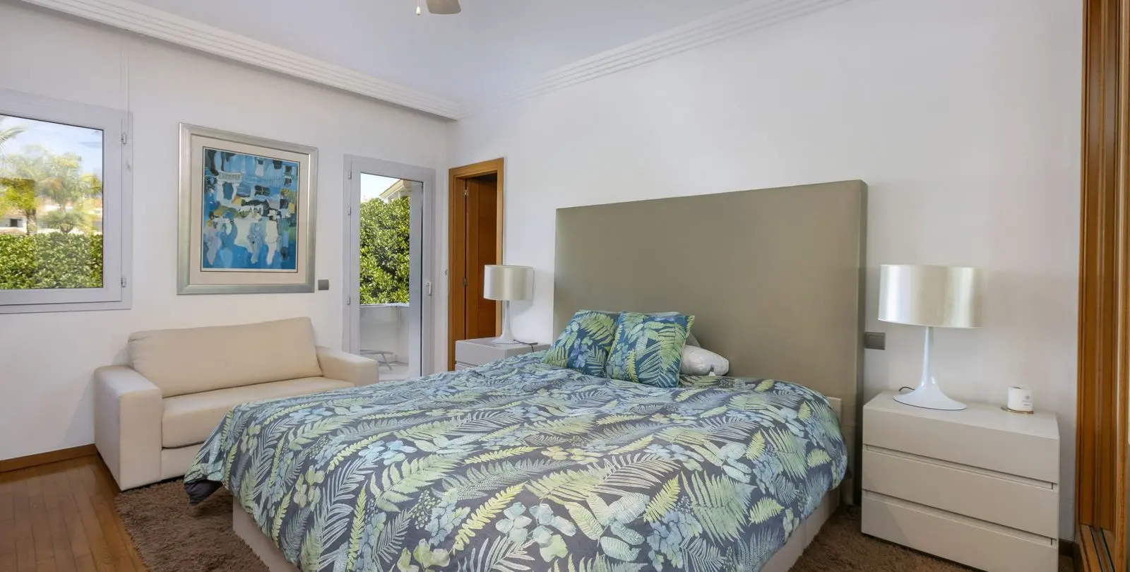 Sale of middle floor apartment in The Golden Mile 31