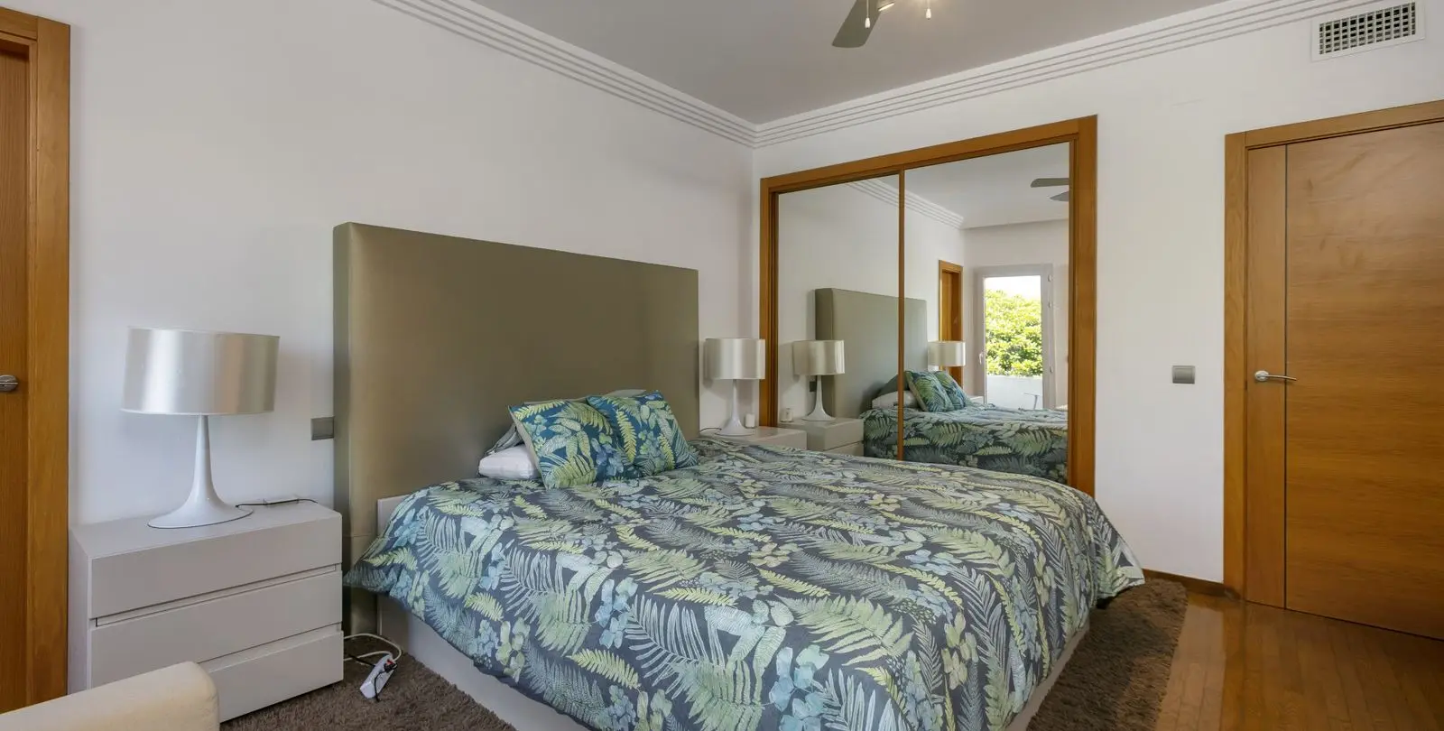 Sale of middle floor apartment in The Golden Mile 35