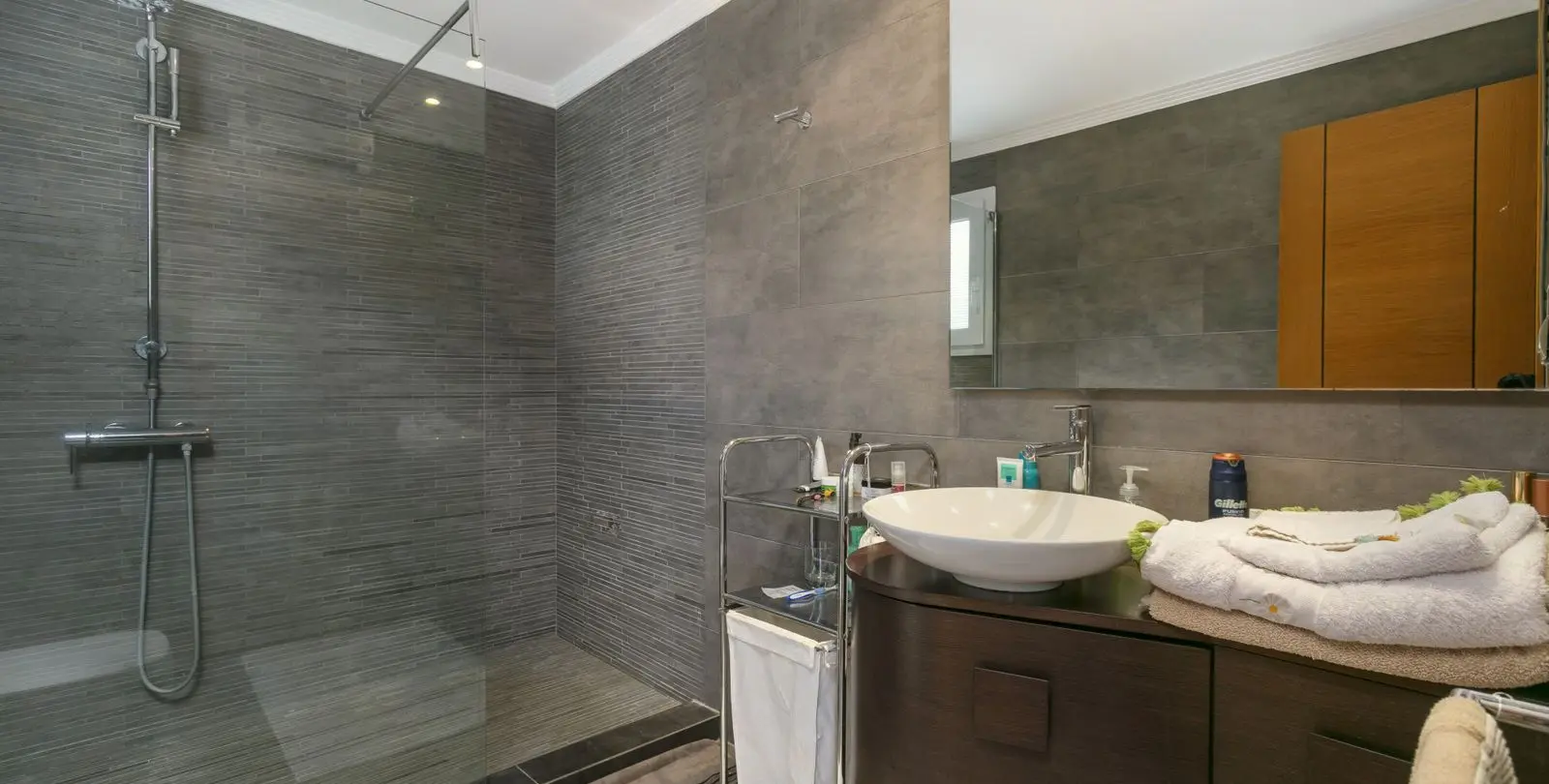 Sale of middle floor apartment in The Golden Mile 36
