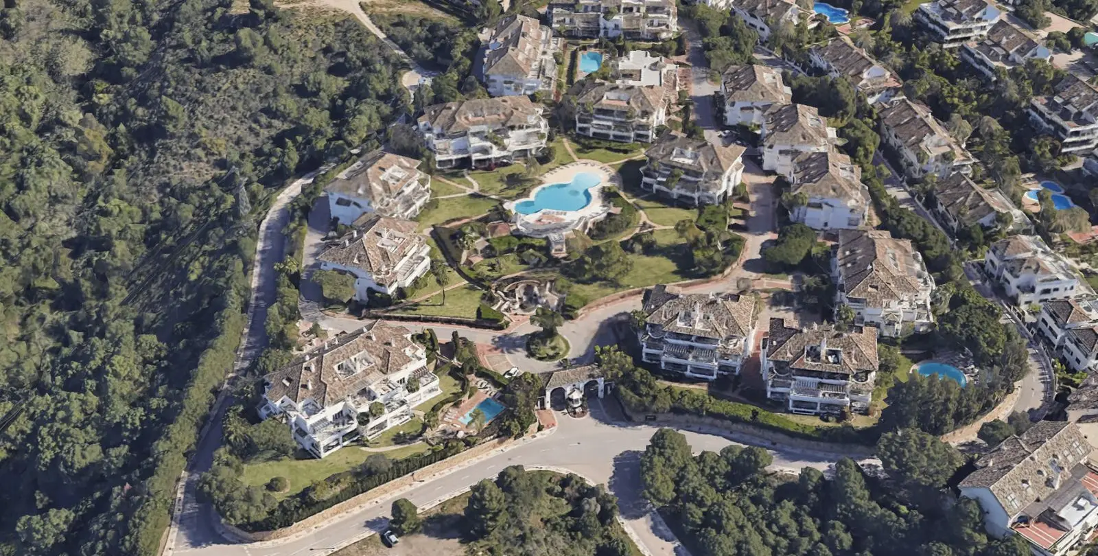 Sale of middle floor apartment in The Golden Mile 37