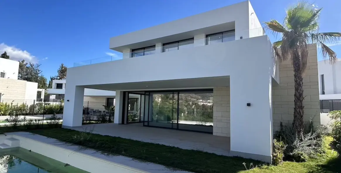 Продажа  отдельно стоящей виллы в Río Real 26