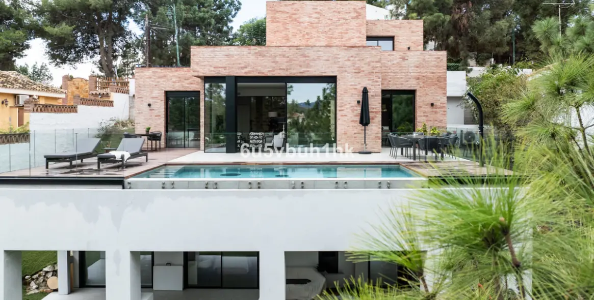 Продажа  отдельно стоящей виллы в Malaga (район Teatinos) 1