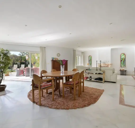 Detached villa R4937896