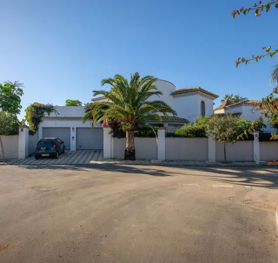 Detached villa R4937896