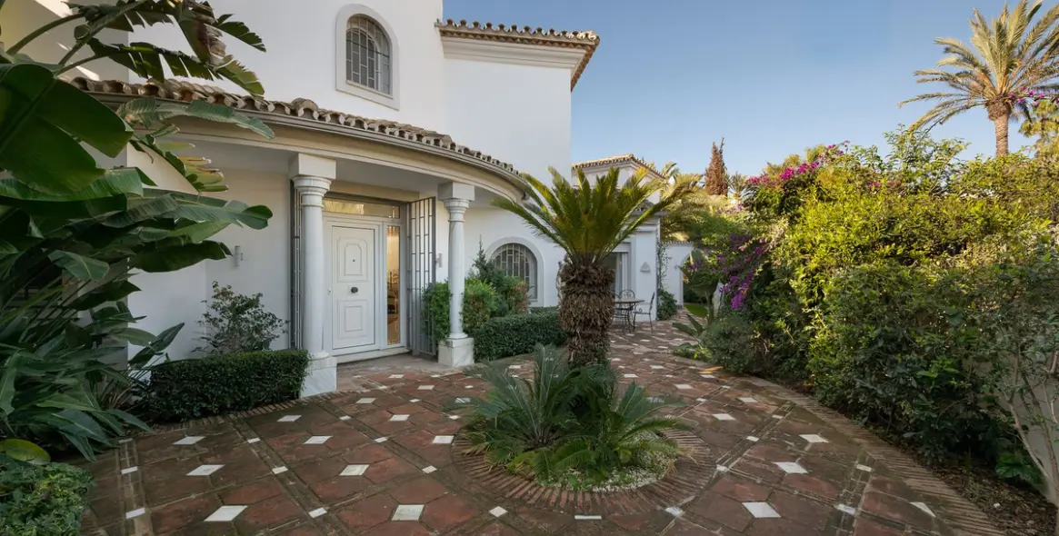 Продажа  отдельно стоящей виллы в Marbesa 21