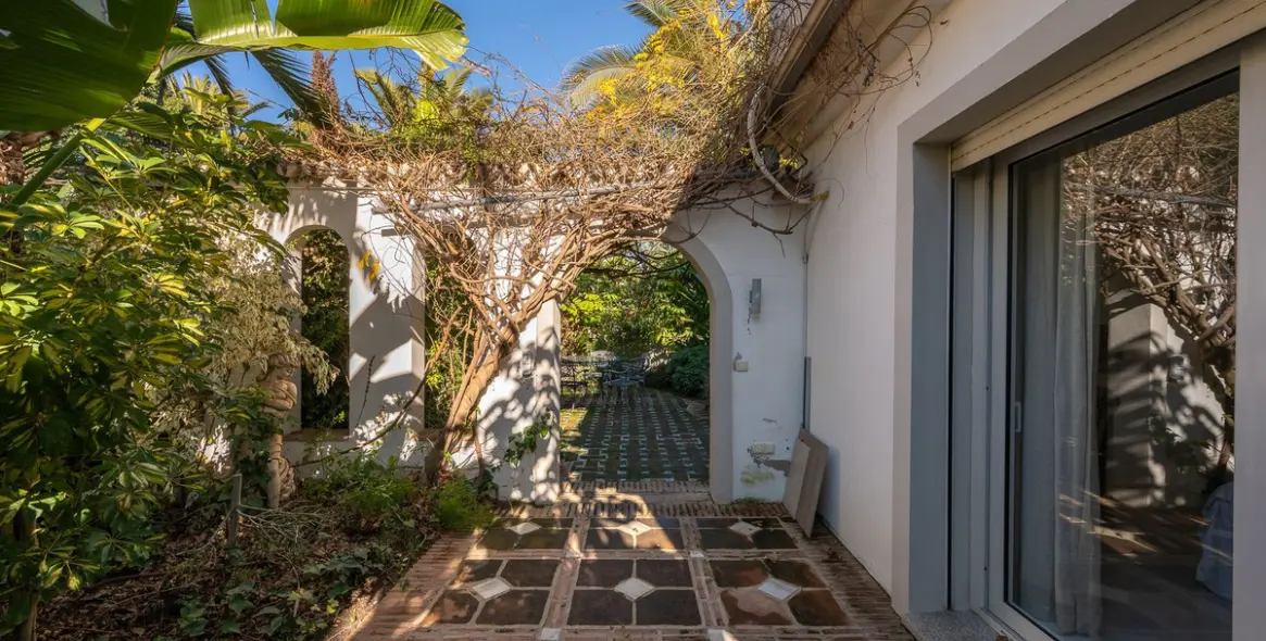 Продажа  отдельно стоящей виллы в Marbesa 24