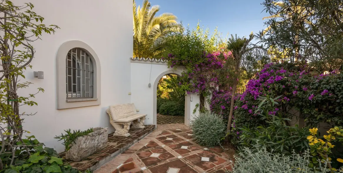 Продажа  отдельно стоящей виллы в Marbesa 28