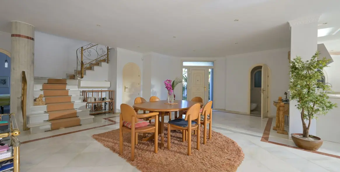 Продажа  отдельно стоящей виллы в Marbesa 32