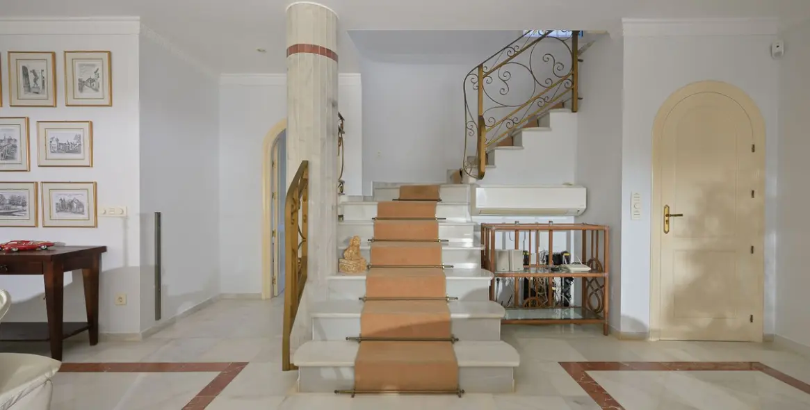 Продажа  отдельно стоящей виллы в Marbesa 33