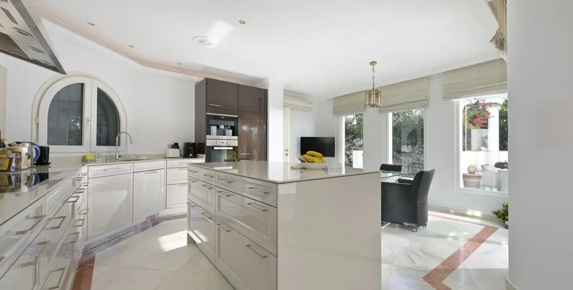 Продажа  отдельно стоящей виллы в Marbesa 35