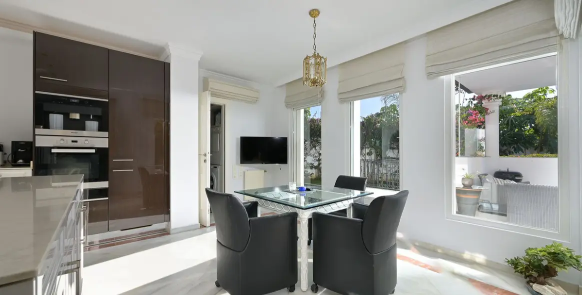 Продажа  отдельно стоящей виллы в Marbesa 36