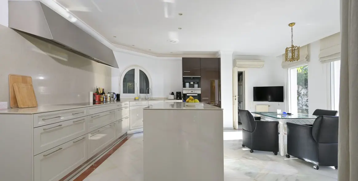 Продажа  отдельно стоящей виллы в Marbesa 37