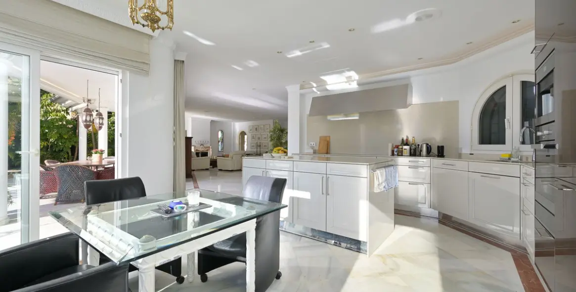 Продажа  отдельно стоящей виллы в Marbesa 38