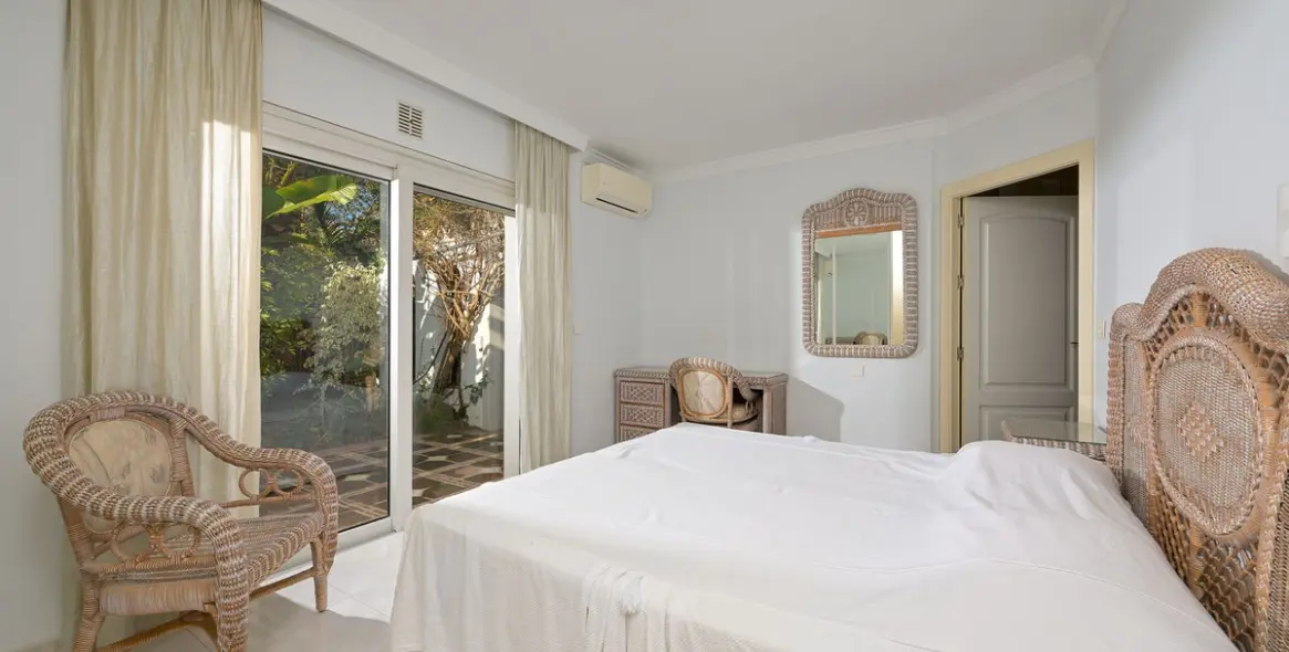 Продажа  отдельно стоящей виллы в Marbesa 39