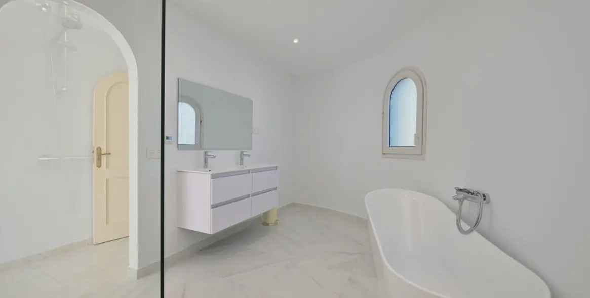 Продажа  отдельно стоящей виллы в Marbesa 50