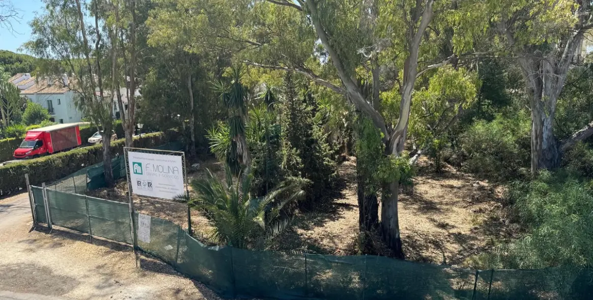 Sale of commercial plot in El Paraiso 1