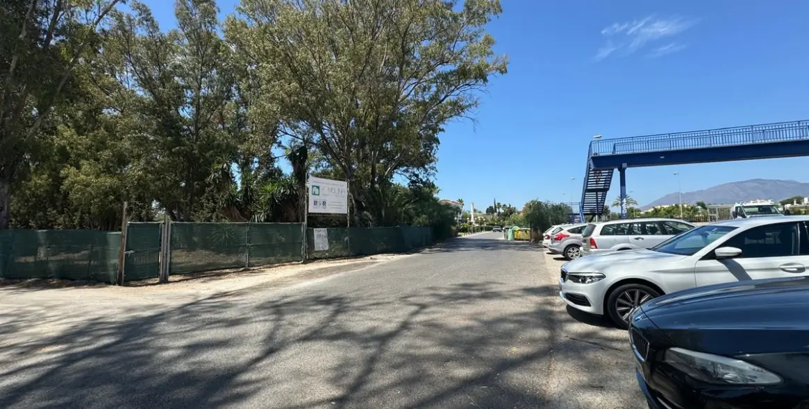 Sale of commercial plot in El Paraiso 2