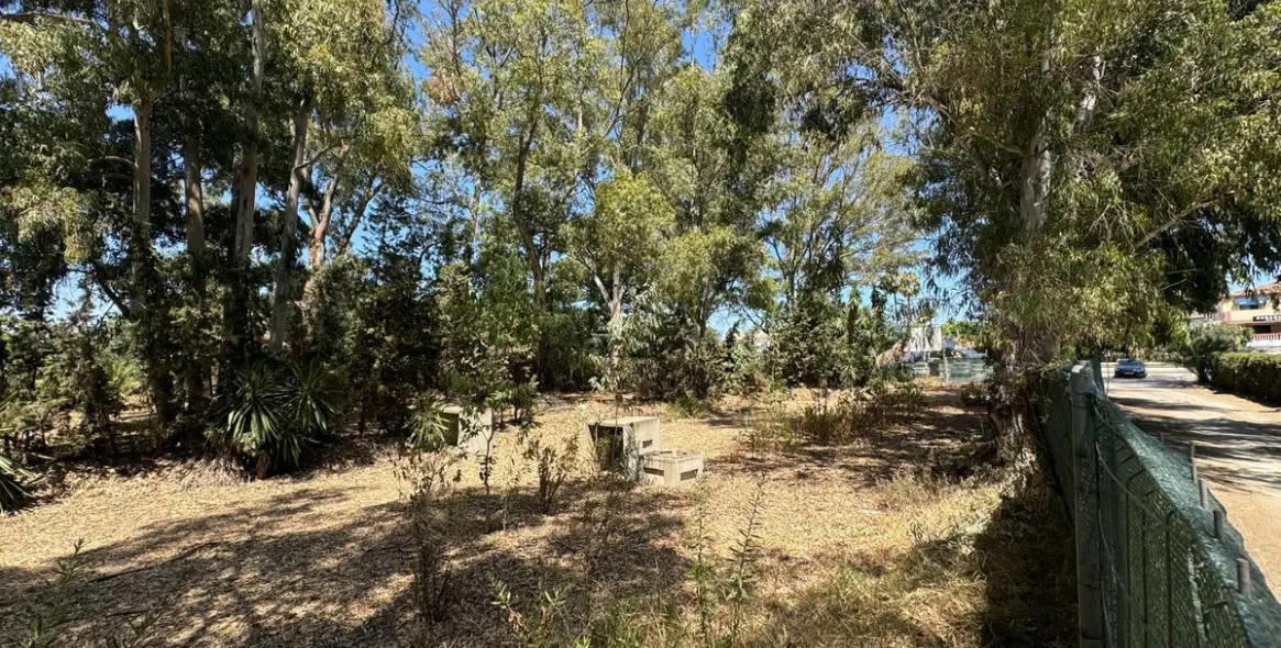Sale of commercial plot in El Paraiso 4