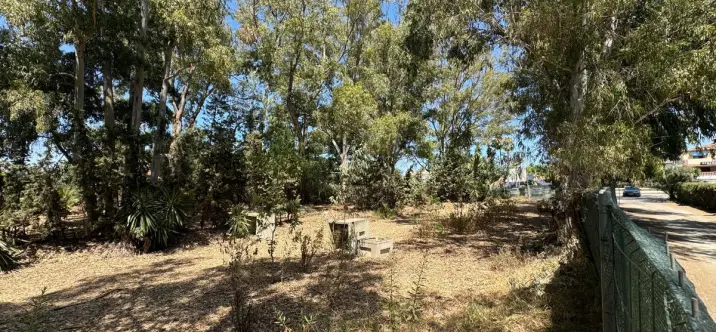 Sale of commercial plot in El Paraiso 3