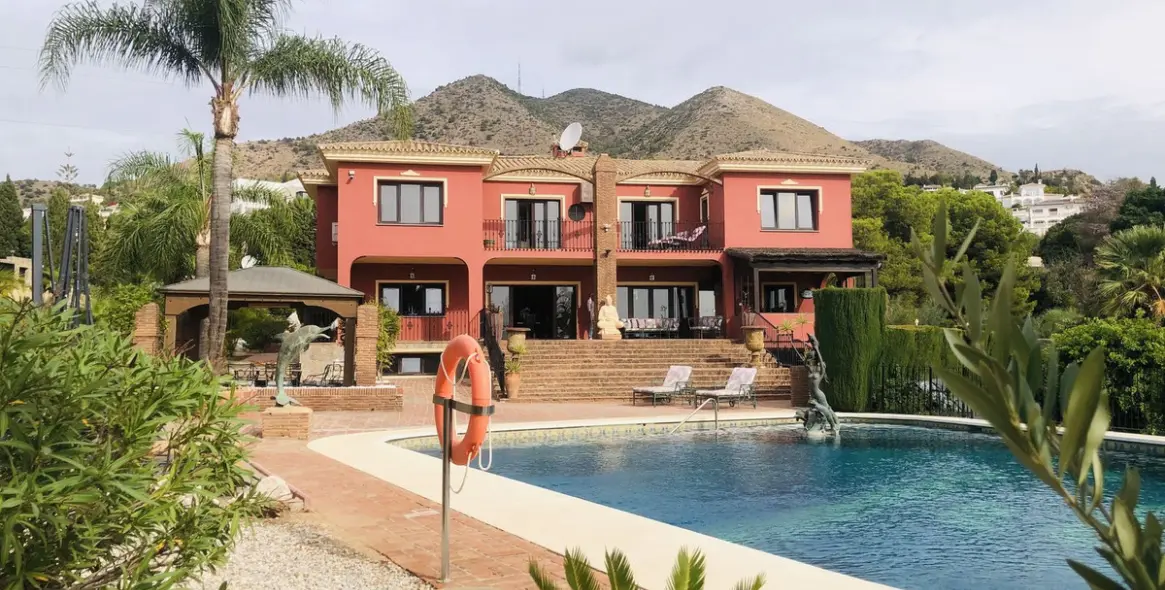 Продажа  отдельно стоящей виллы в Benalmadena 1