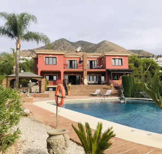 Продажа  отдельно стоящей виллы в Benalmadena