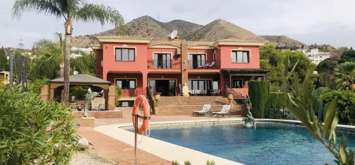 Продажа  отдельно стоящей виллы в Benalmadena 0