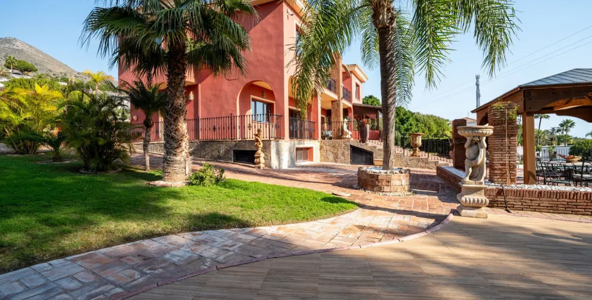 Продажа  отдельно стоящей виллы в Benalmadena Costa 23