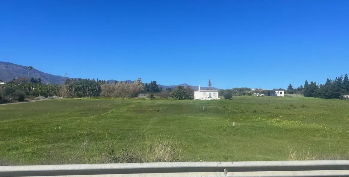 Sale of commercial plot in Estepona 2