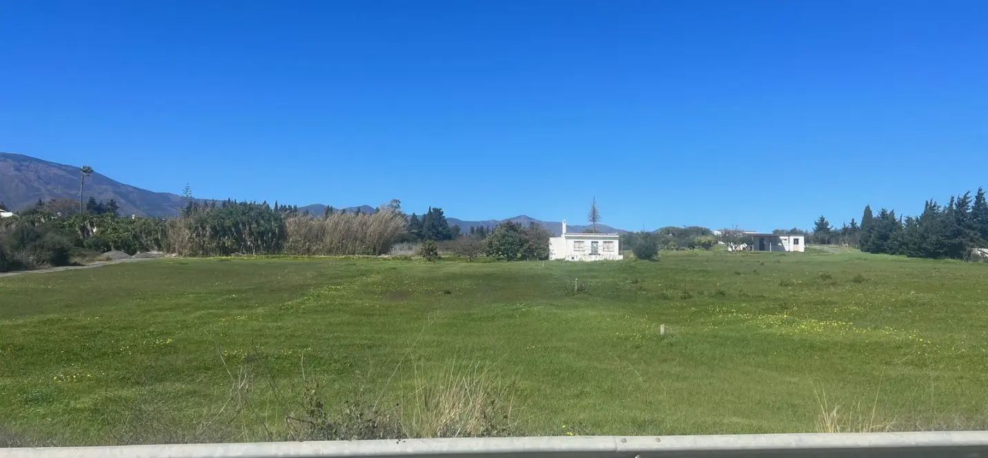 Sale of commercial plot in Estepona 1