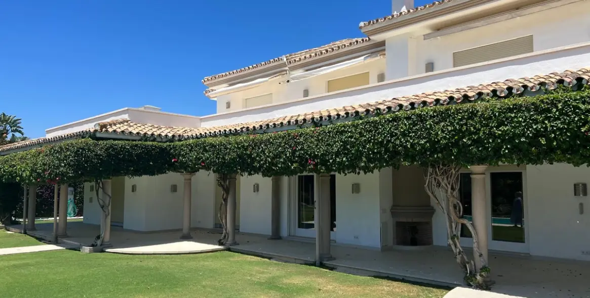 Sale of detached villa in New Golden Mile 1