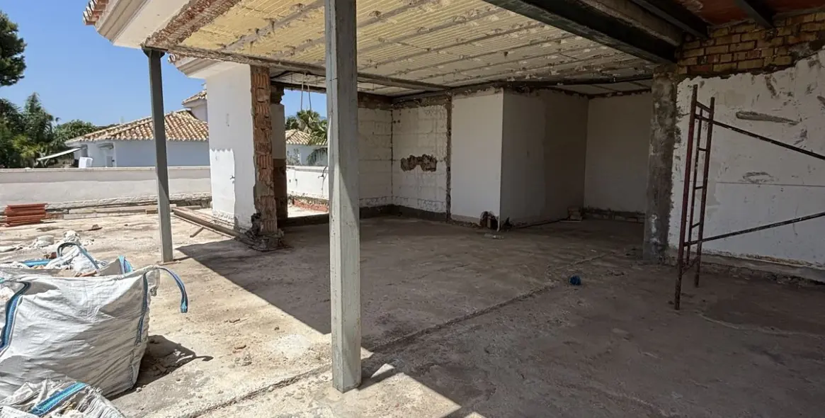 Sale of detached villa in New Golden Mile 6