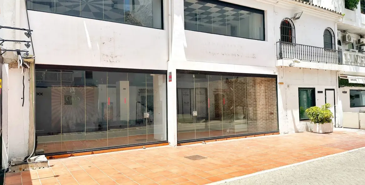 Sale of commercial premises in Puerto Banús 1