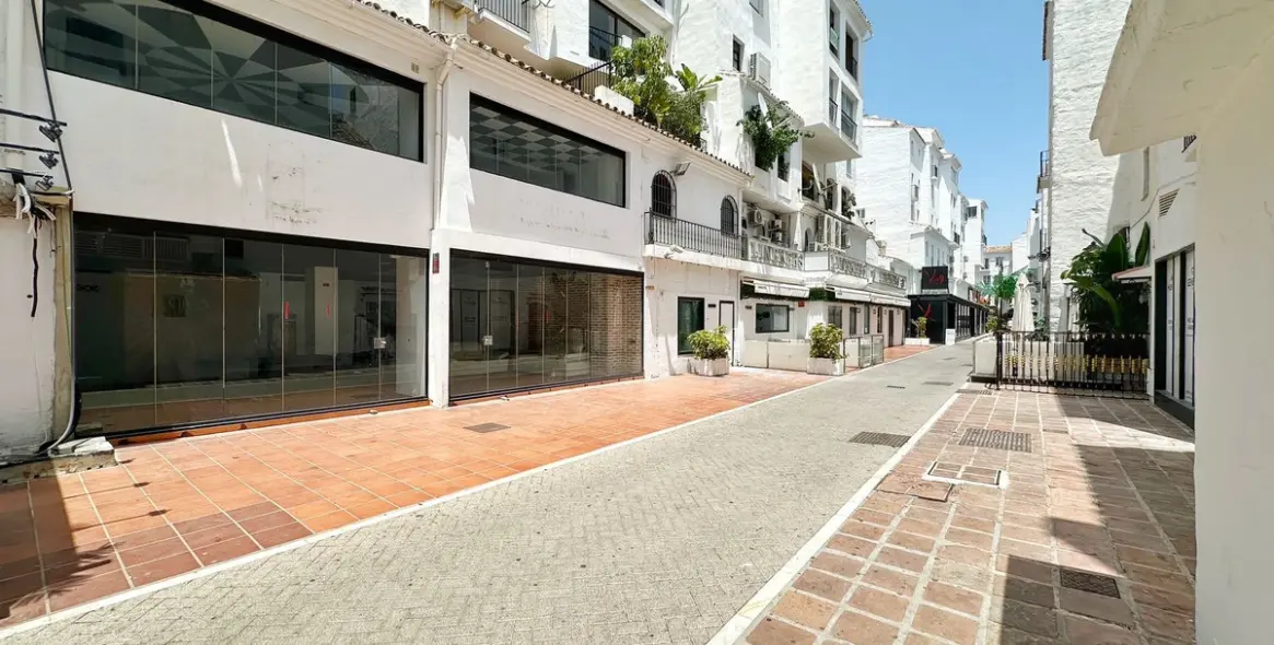 Sale of commercial premises in Puerto Banús 2