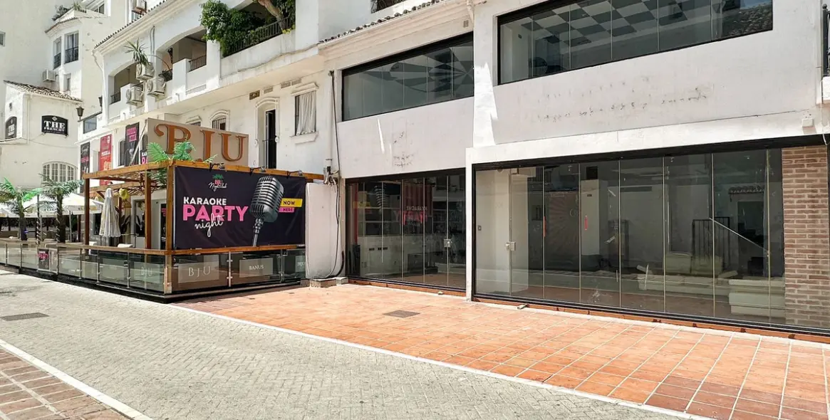 Sale of commercial premises in Puerto Banús 5