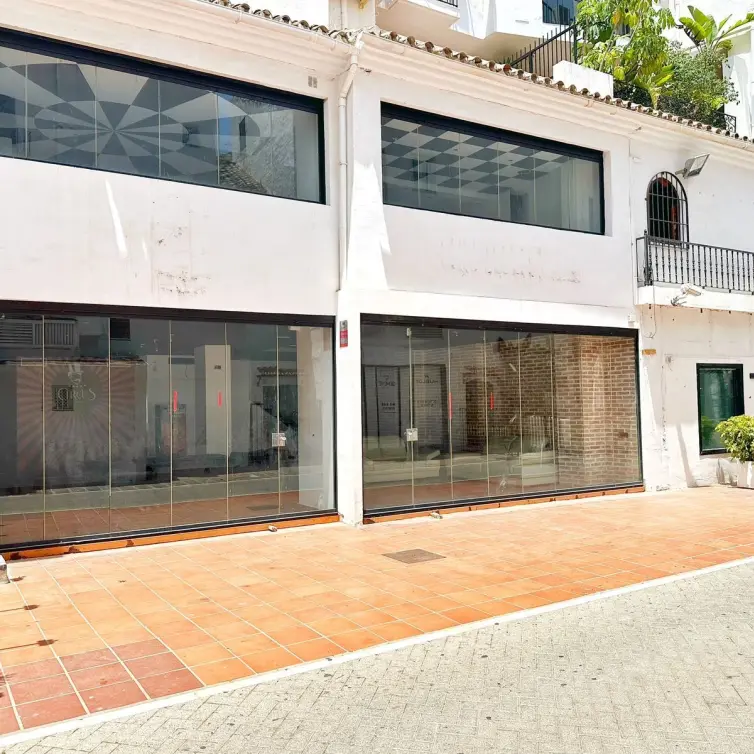 Venta de local comercial en Puerto Banús