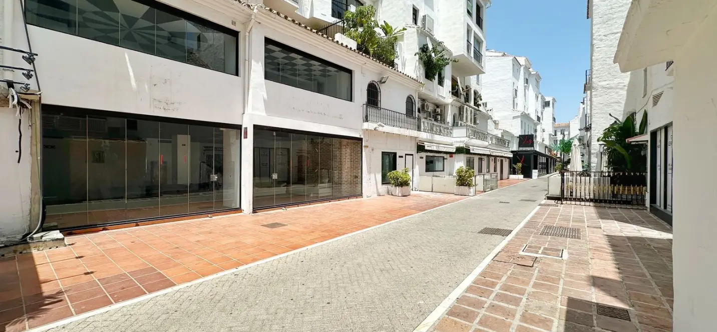 Venta de local comercial en Puerto Banús 1