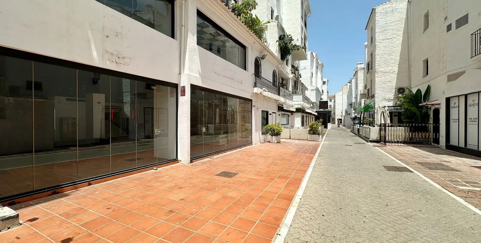 Sale of commercial premises in Puerto Banús 3