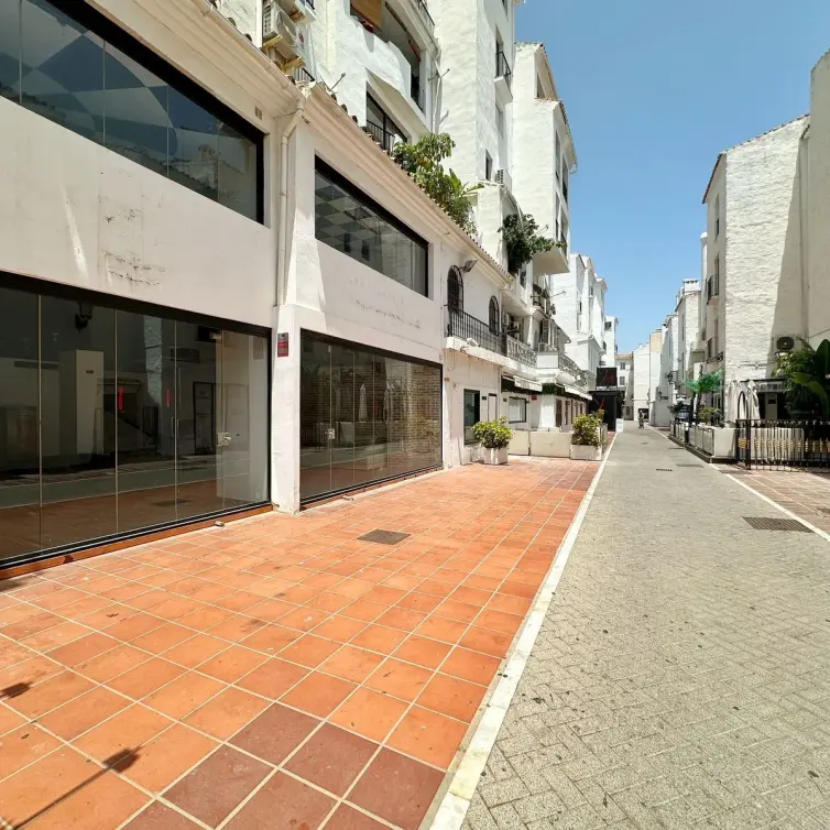 Venta de local comercial en Puerto Banús